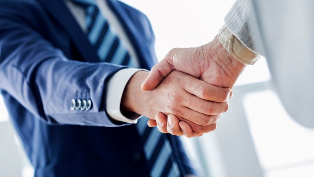 Handschlag zweier Professionals Symbolbild Zusammenarbeit SAP SuccessFactors Experten Centric und Pentos