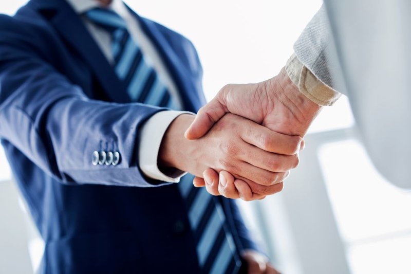 Handschlag zweier Professionals Symbolbild Zusammenarbeit SAP SuccessFactors Experten Centric und Pentos