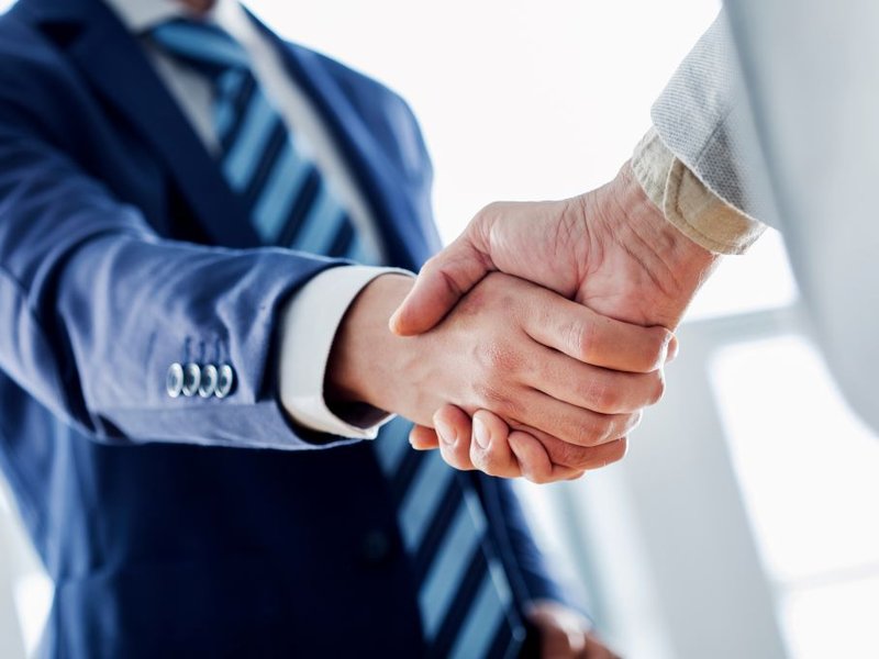 Handschlag zweier Professionals Symbolbild Zusammenarbeit SAP SuccessFactors Experten Centric und Pentos
