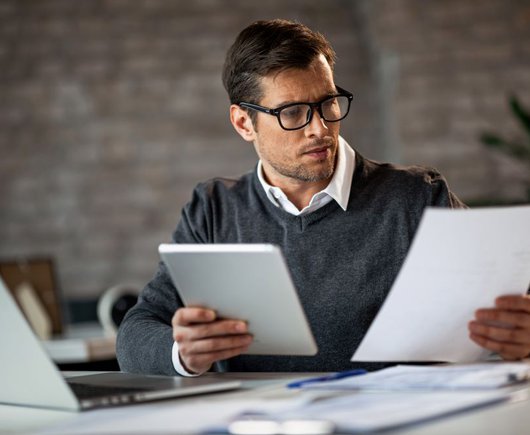 Personalabteilung Mann arbeitet mit Dokument Webinar Document Builder Einladung Symbolbild