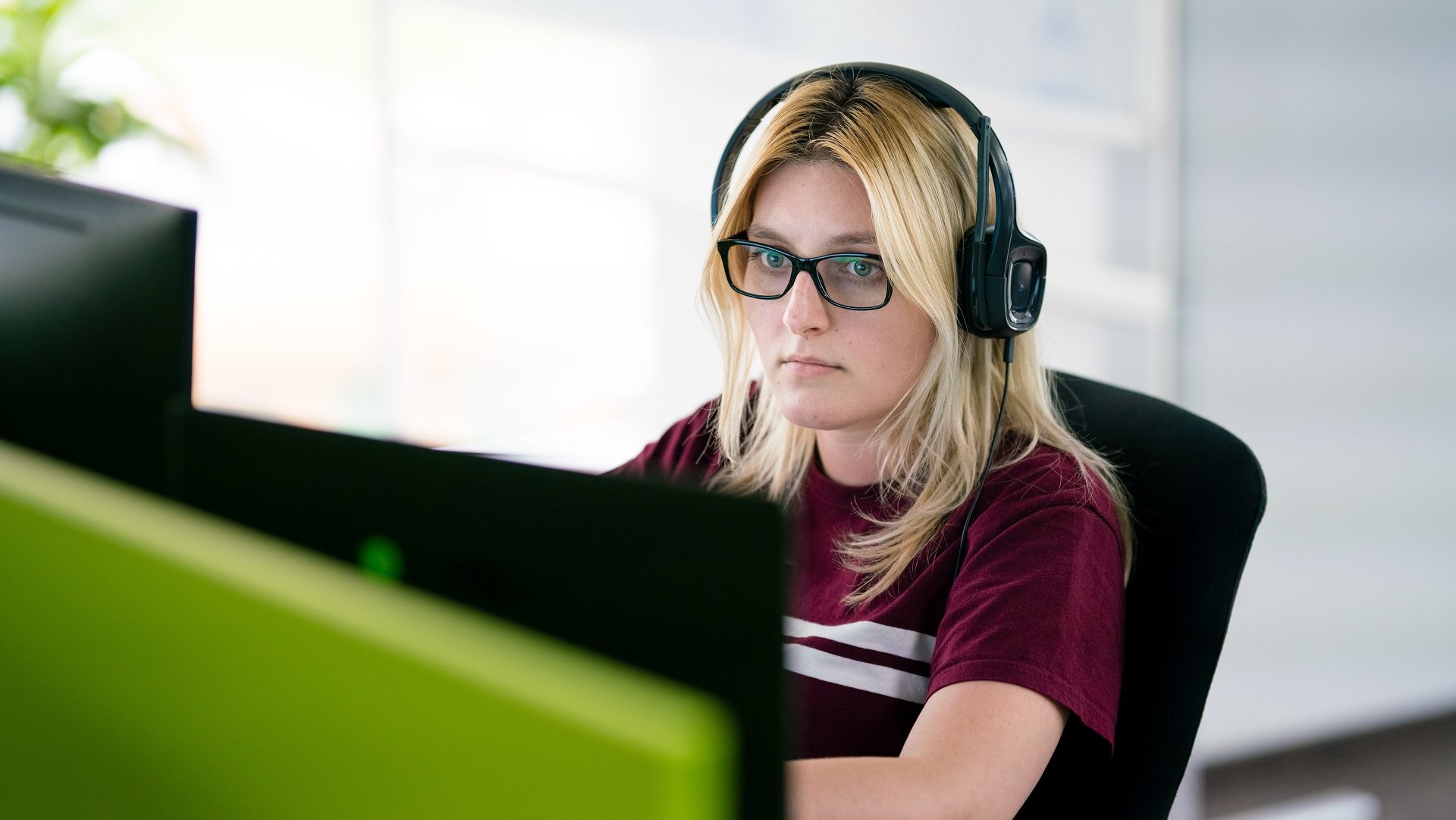 Cetnric Iasi software tester working at a computer - QA jobs - joburi