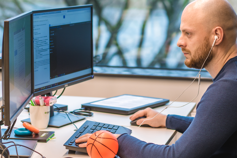 Centric medewerker achter computer voor credit risk solutions