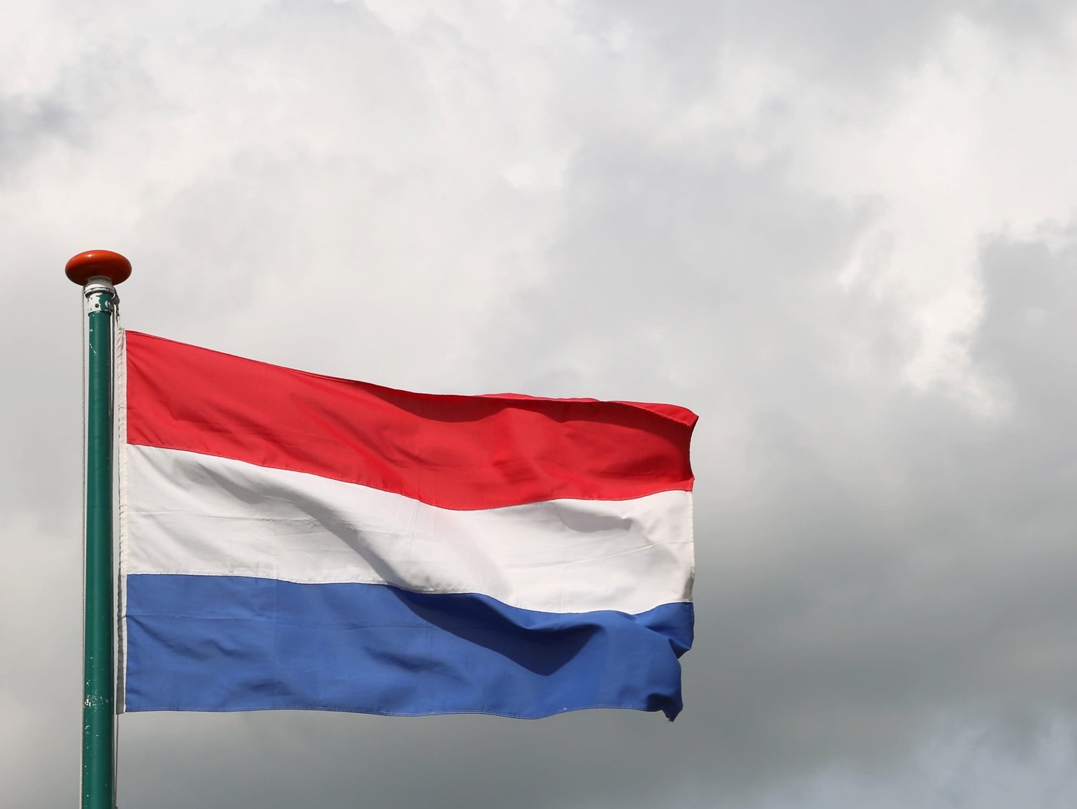Nl-vlag in de wolken_sq