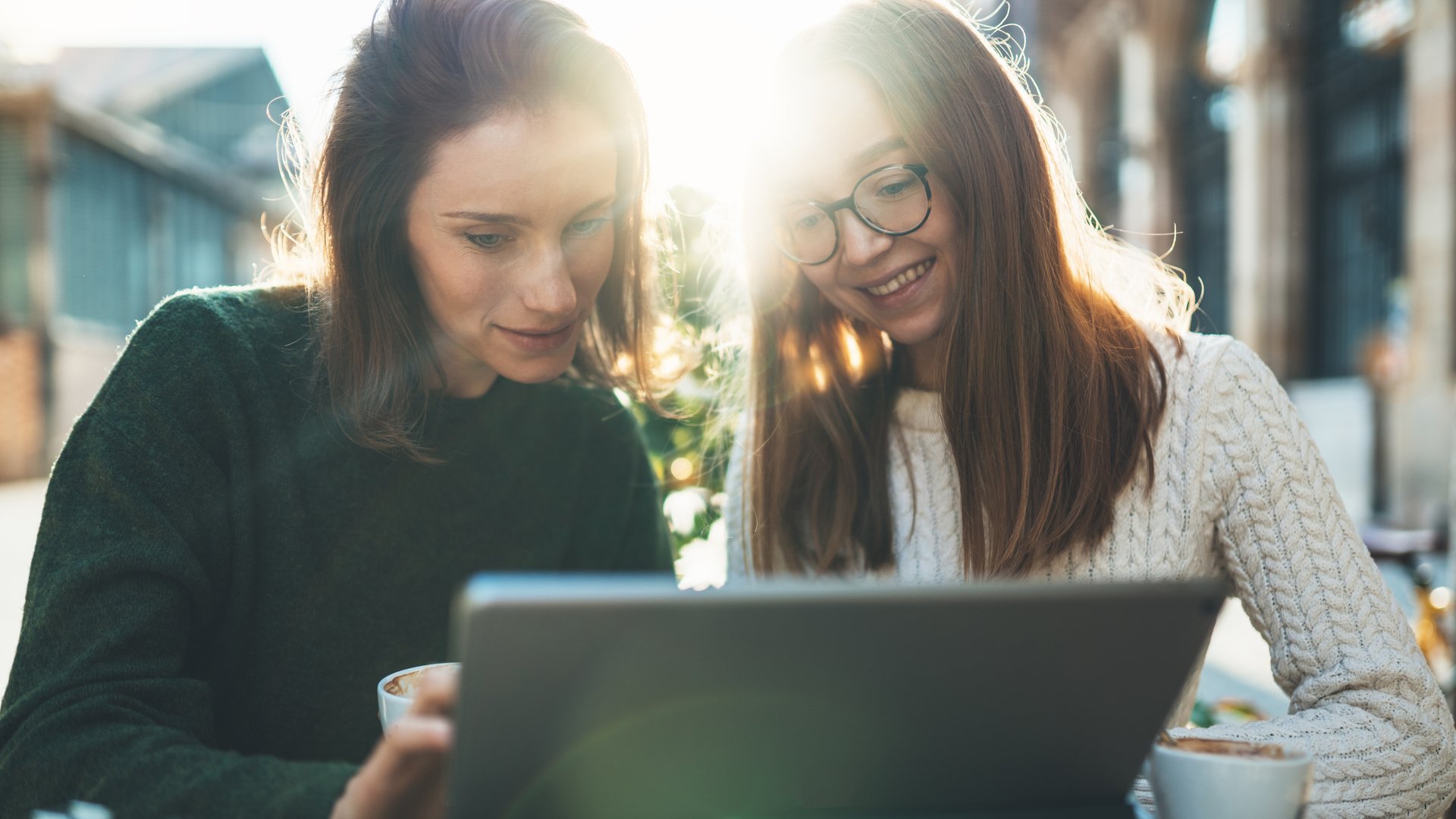 Twee vrouwen achter tablet