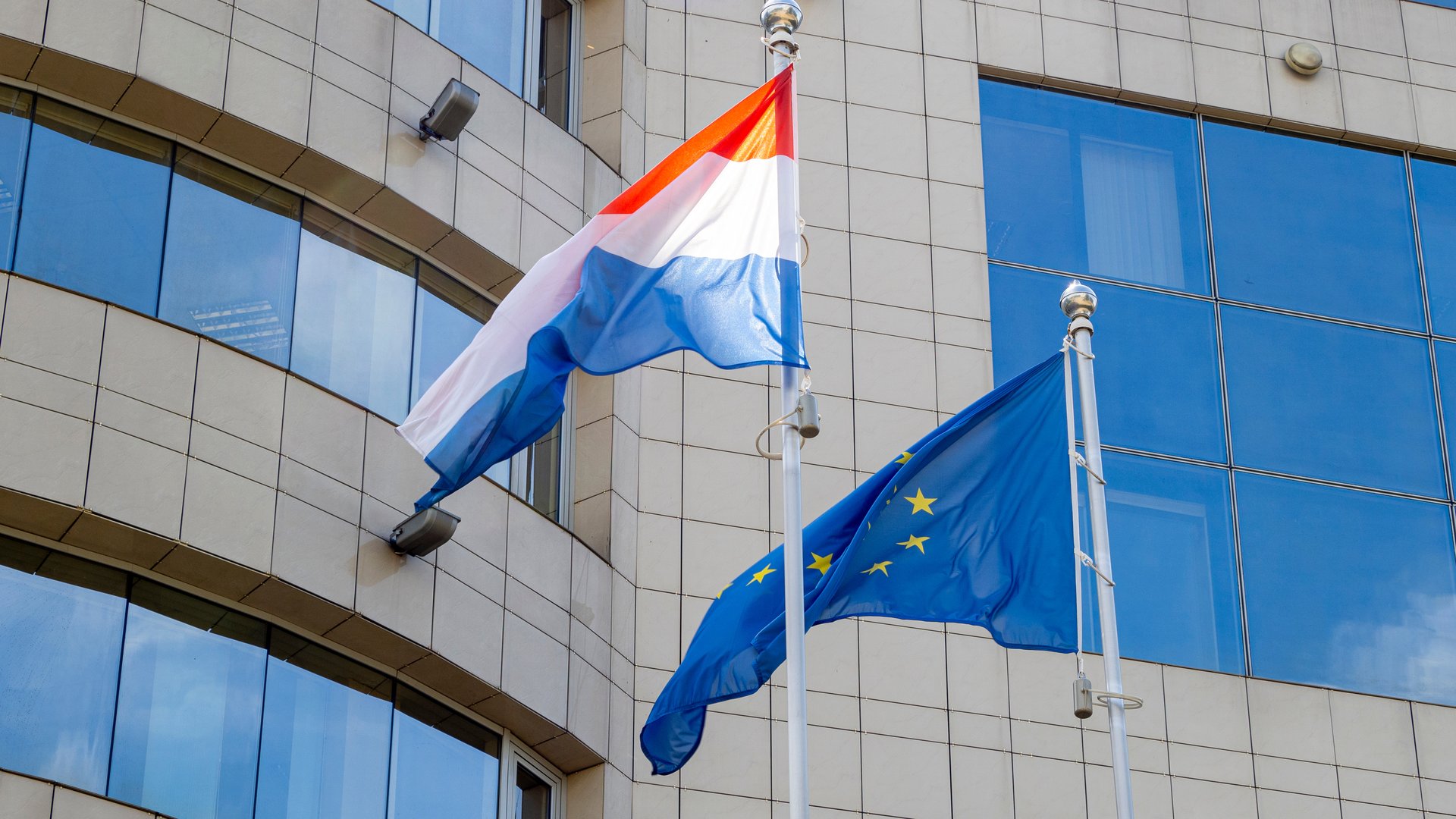 Nederlandse vlag voor gebouw