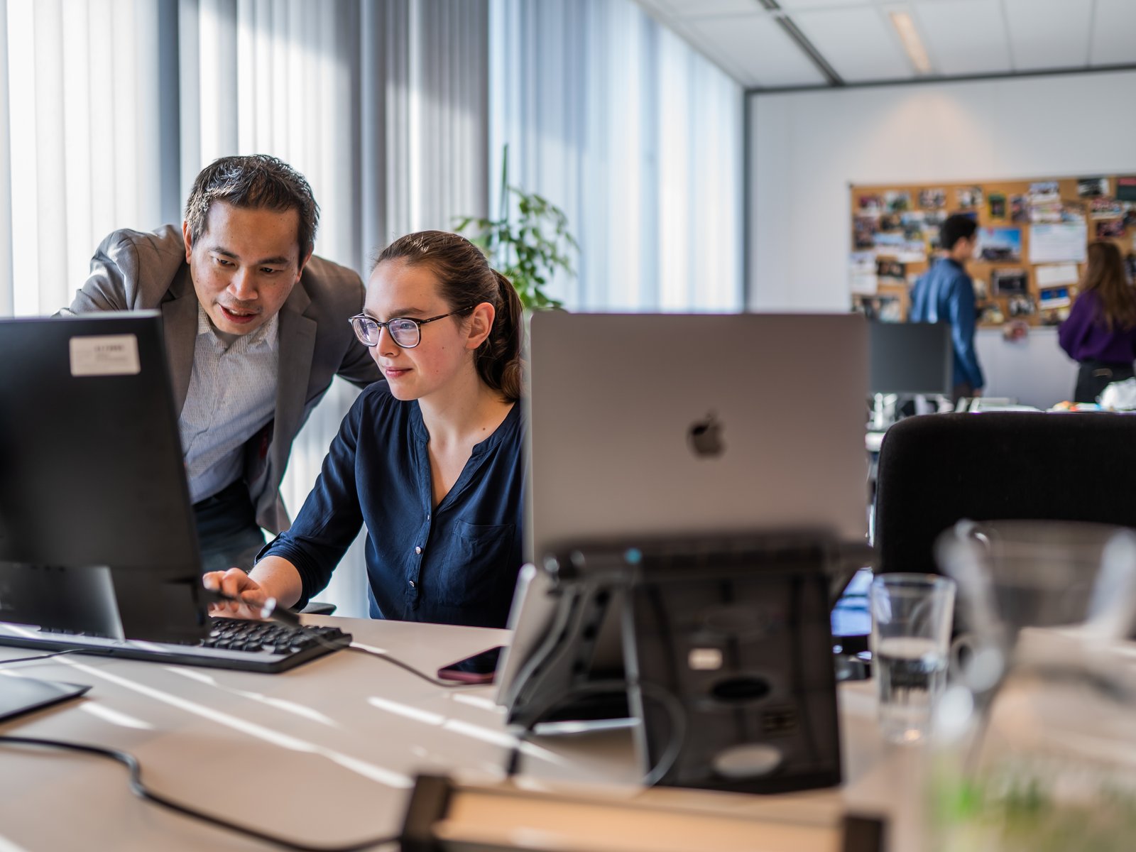 collega's die samenwerken achter laptop