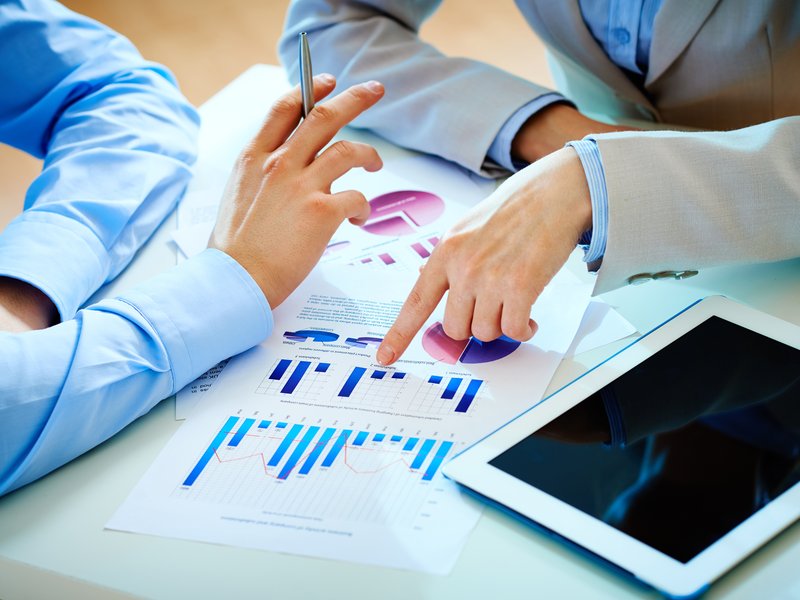 businessman-pointing-bar-graph-teamwork.jpg