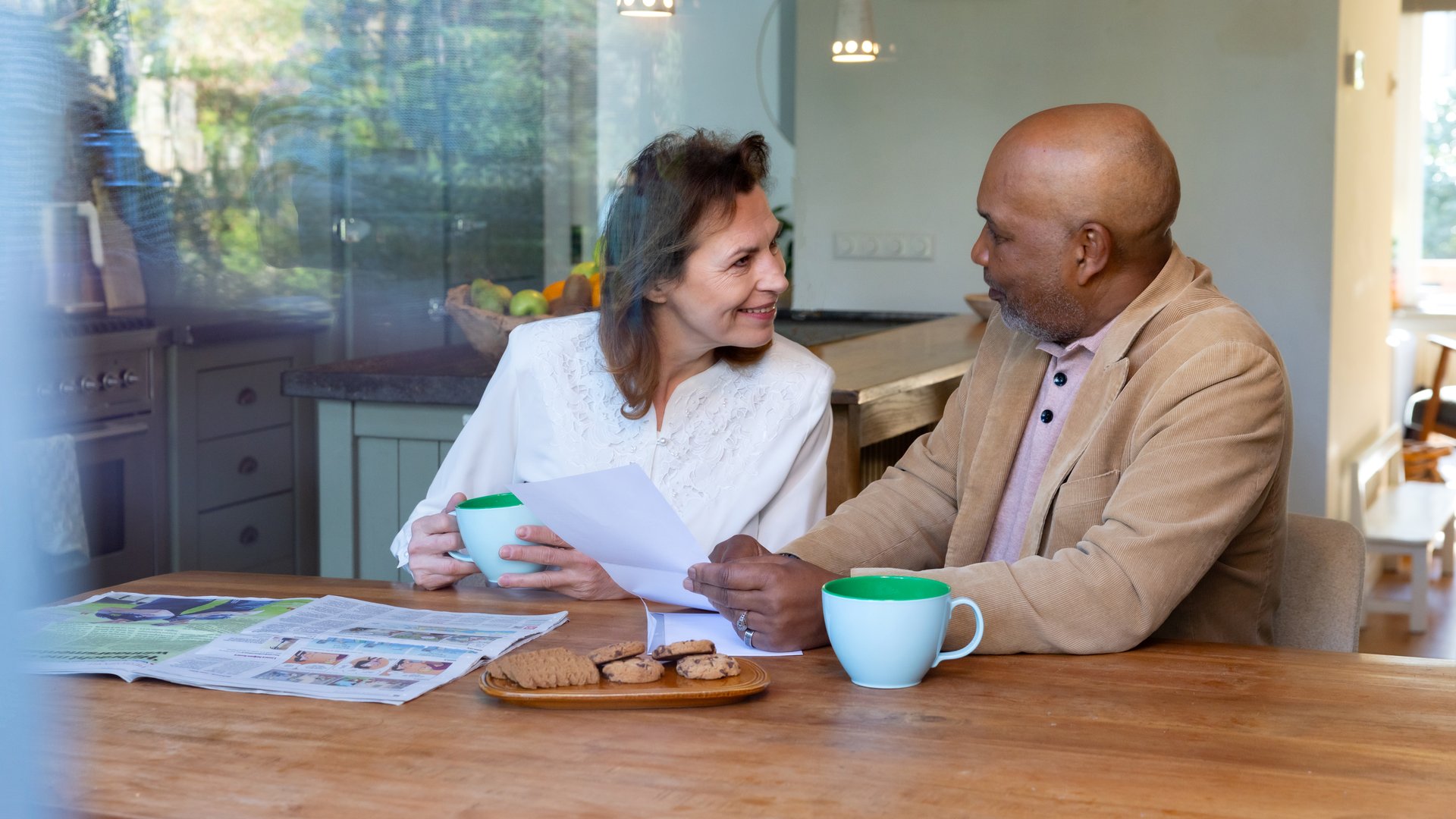 Man en vrouw in gesprek over dienstverlening