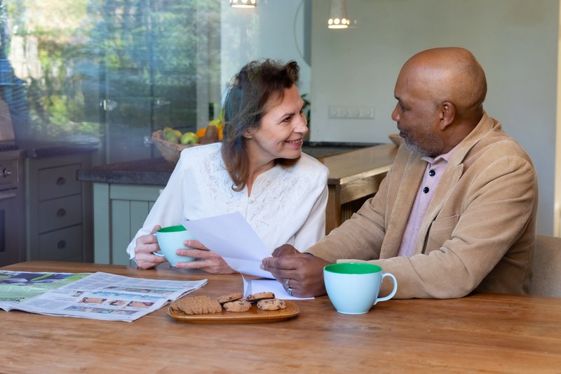 Man en vrouw in gesprek over dienstverlening